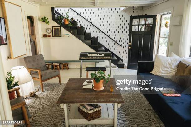 empty living room in middle class home - típico de clase mediana fotografías e imágenes de stock