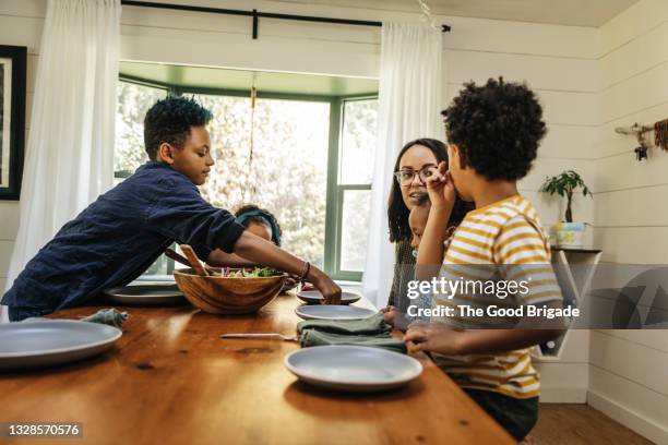 children helping mother set table for dinner - mesa de jantar - fotografias e filmes do acervo