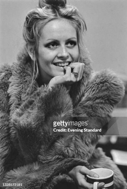 English fashion model and actress Twiggy, born Lesley Hornby, UK, 29th November 1974.