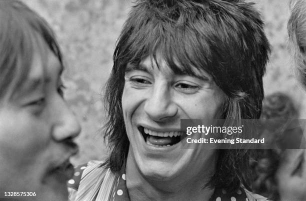 English rock musician Ronnie Wood and Japanese bass guitarist Tetsu Yamauchi of rock band the Faces, UK, 21st December 1974.