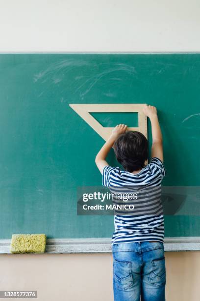 enfant, tableau noir et règle en bois - écolier-garçon photos et images de collection