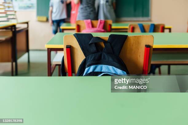empty table in the classroom - 5-10 2016 stock pictures, royalty-free photos & images