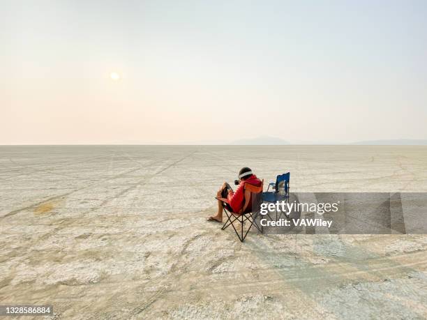 couple camp and play in the black rock desert together - deserto de black rock imagens e fotografias de stock