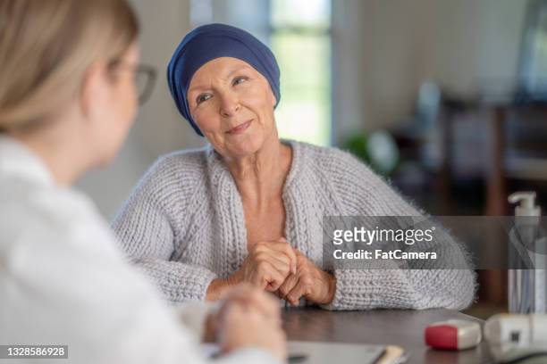 oncology home medical appointment - neoplasia imagens e fotografias de stock