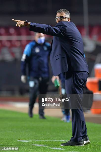 Juan Antonio Pizzi coach of Racing Club gives instructions to his players during a round of sixteen match between Sao Paulo and Racing club as part...