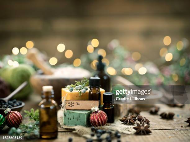 holiday essential oils and handmade soaps background - essence 個照片及圖片檔