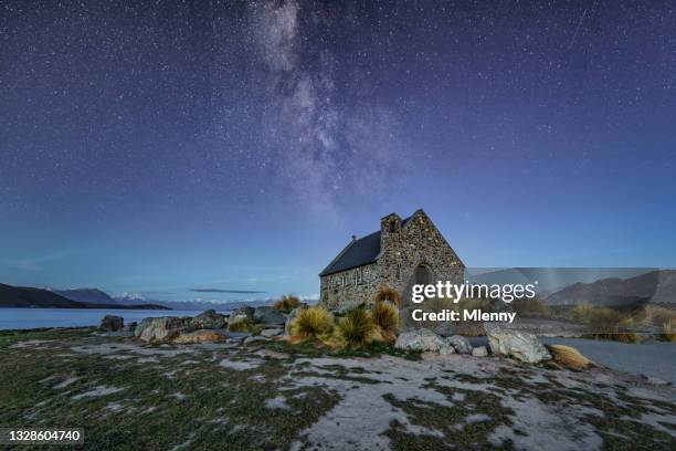 iglesia del buen pastor de nueva zelanda bajo el lago tekapo de la vía láctea - tékapo fotografías e imágenes de stock