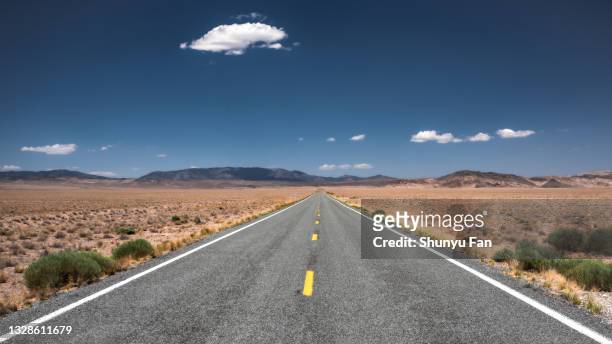 la via da seguire, desert road nevada - strada del deserto foto e immagini stock