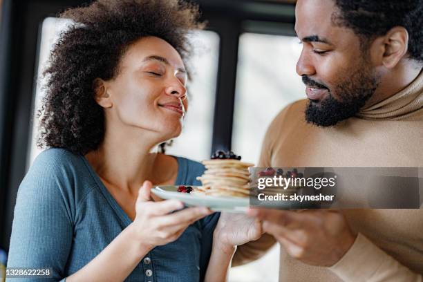 diese pfannkuchen riechen so gut! - eierkuchen speise stock-fotos und bilder