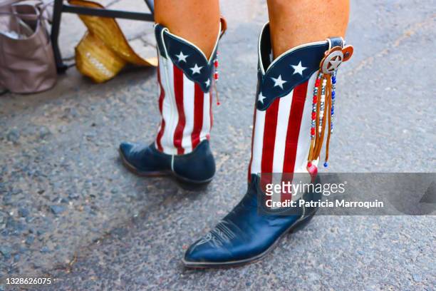 patriotic cowboy boots - country and western music stock-fotos und bilder