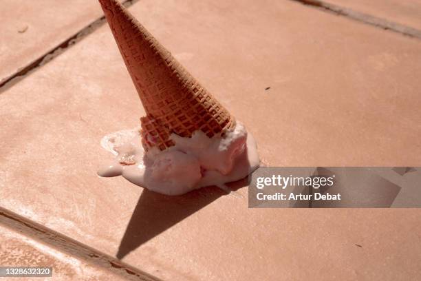 misfortune picture of ice cream cone fallen in the street floor. - ice cream cone stockfoto's en -beelden