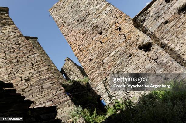 stone towers in shatili, georgia - argenberg stock pictures, royalty-free photos & images