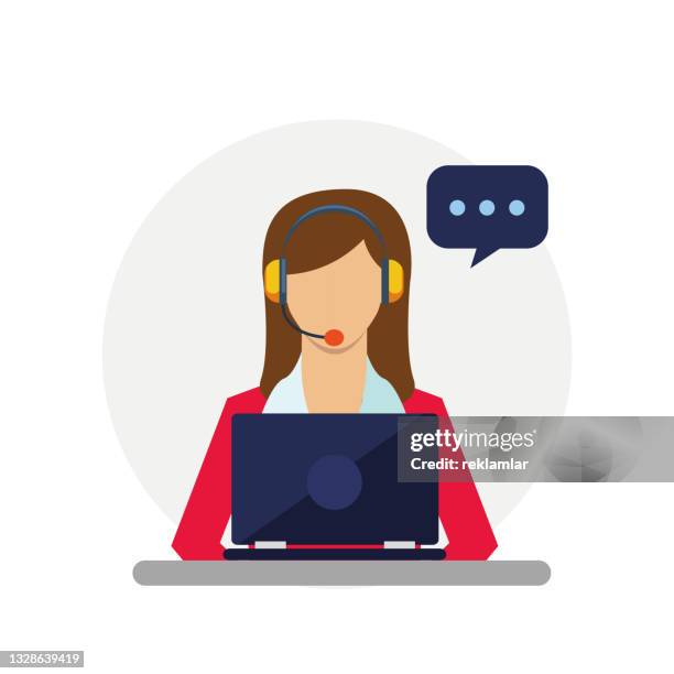 ilustraciones, imágenes clip art, dibujos animados e iconos de stock de trabajadora de servicio al cliente que ayuda a los clientes. mujer joven está trabajando en una computadora portátil. call center. la chica responde a la llamada, servicio de apoyo. consulta en línea, ayuda en línea. ilustración plana vectorial. - centro de llamadas