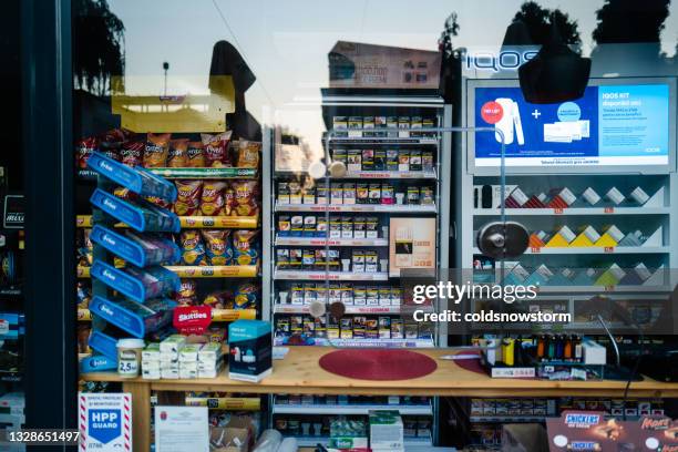 zigarettenkiosk auf der stadtstraße - kiosk stock-fotos und bilder