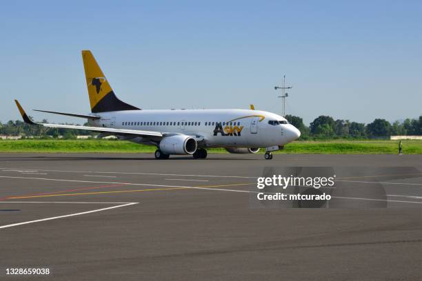 asky boeing 737-700, monrovia roberts international airport, monrovia, liberia - monrovia liberia 個照片及圖片檔