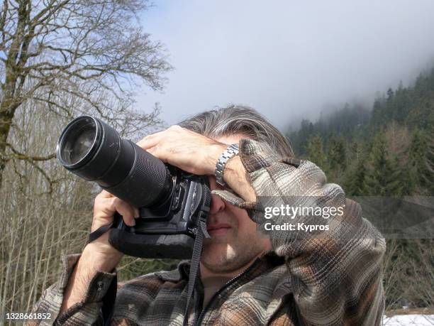 photographer with camera and zoom lens - photojournalist stock pictures, royalty-free photos & images