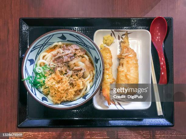 niku-bukkake sanuki udon, sardine tempura and ebi tempura - bukkake udon 個照片及圖片檔