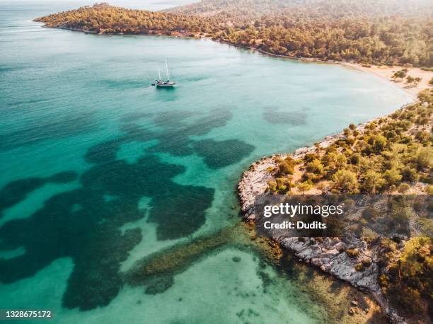 drone view mar egeo y yate anclado - mar egeo fotografías e imágenes de stock