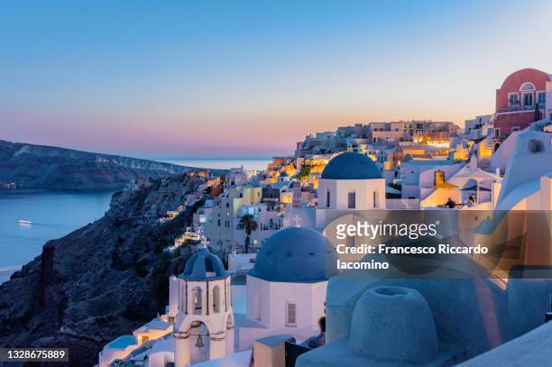 oia, santorini island, cyclades, greece. twilight, houses and churches after sunset - destination stock-fotos und bilder