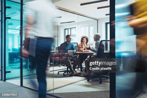 busy day in the office - business collaboration imagens e fotografias de stock