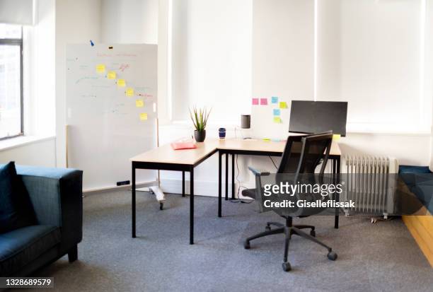 interieur eines lässigen büro-besprechungsraums nach der arbeit - leerer schreibtisch stock-fotos und bilder