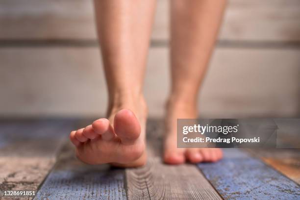 barefoot woman with clean feet stepping on floor - pied humain photos et images de collection