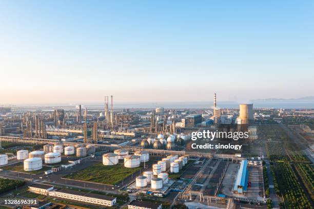 chemical plant in city during sunset - planta petroquímica imagens e fotografias de stock