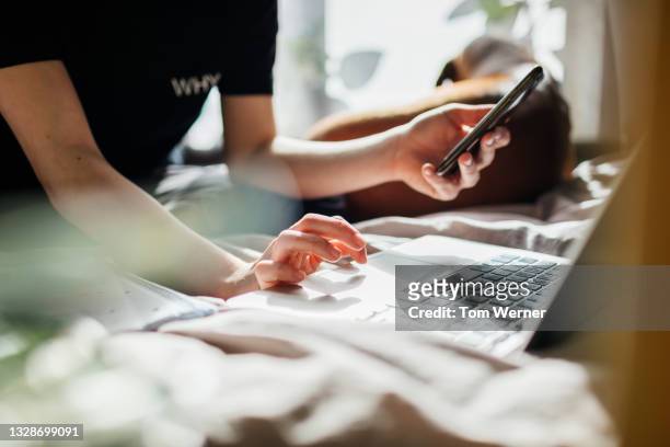 teenage girl logging into zoom class to study from home - hand person photos et images de collection