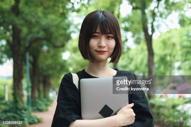 笑顔の若いアジアの女性の肖像 - 大学生　日本 ストックフォトと画像