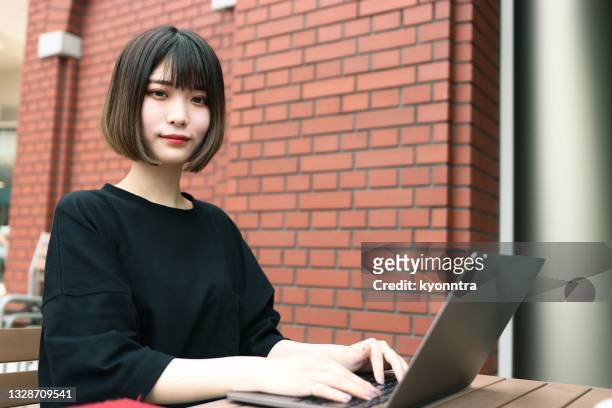 オンラインクラスから学ぶ若いアジアの女性 - 美大生　日本 ストックフォトと画像