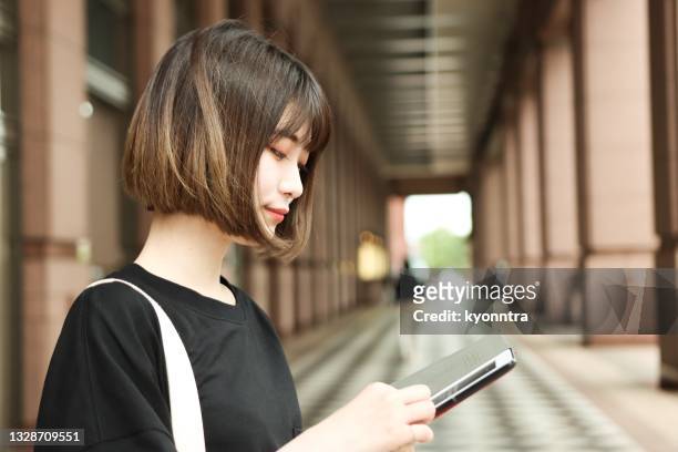 デジタルタブレットを使った若いアジア女性 - 美大生　日本 ストックフォトと画像