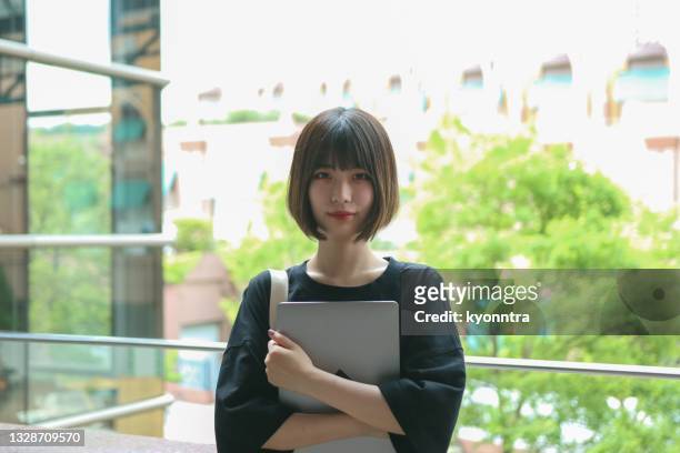 笑顔の若いアジアの女性の肖像 - 美大生　日本 ストックフォトと画像