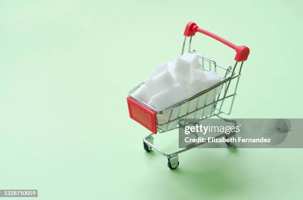 sugar cubes in small shopping cart - market retail space 個照片及圖片檔