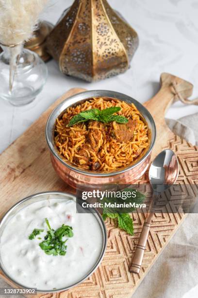 traditionelles lamm biriyani hammelfleisch mit joghurt dip raita - biriyani stock-fotos und bilder