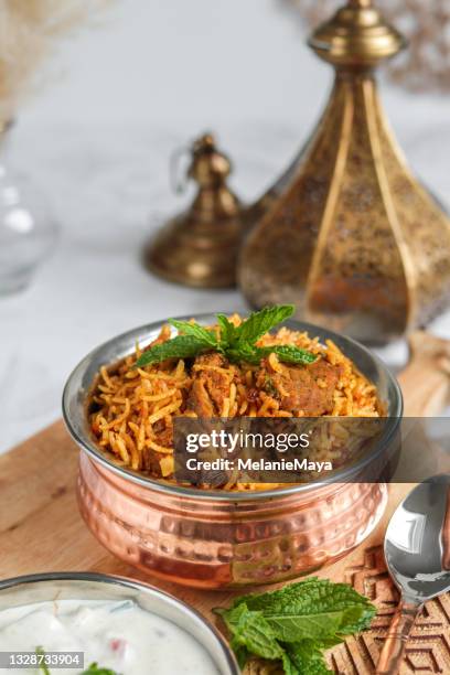 traditionelles lamm biriyani hammelfleisch mit joghurt dip raita - biriyani stock-fotos und bilder