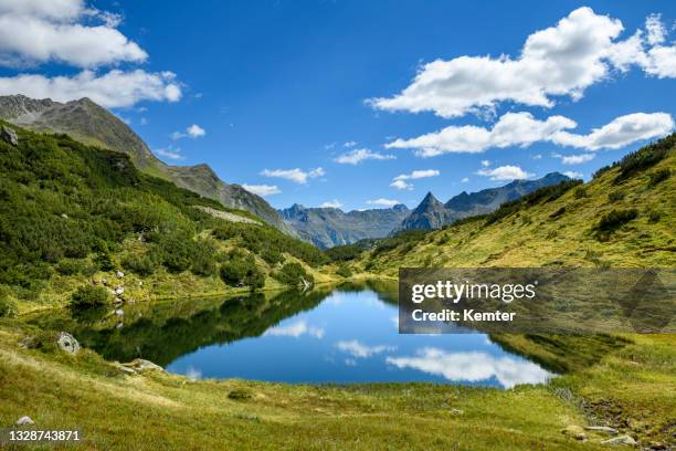 beautiful small lake in the mountains - vorarlberg imagens e fotografias de stock