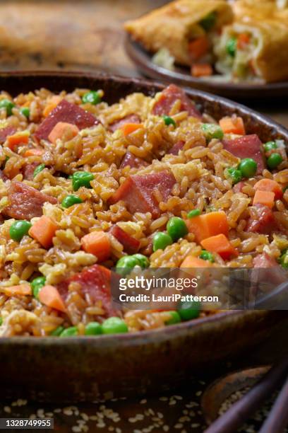 fried rice with fried spiced ham - rice bowl stockfoto's en -beelden