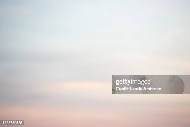 pastel sky - zachtroze stockfoto's en -beelden