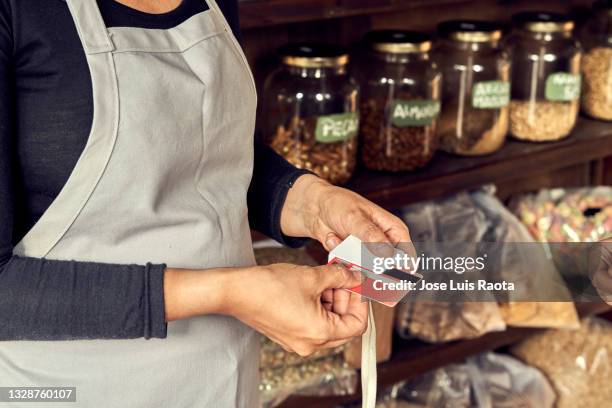 shopping - close up of customer paying with credit card - banknoten stockfoto's en -beelden