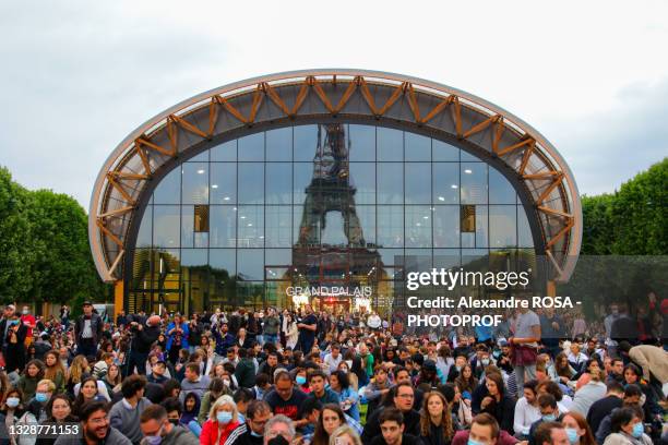 bastille day fireworks at the eiffel tower on july 14th 2021 - bastille day fireworks at the eiffel tower in paris stock pictures, royalty-free photos & images