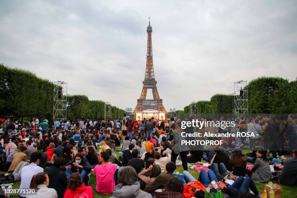 bastille day fireworks at the eiffel tower on july 14th 2021 - bastille day fireworks at the eiffel tower in paris stock pictures, royalty-free photos & images