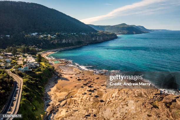 coastline flat rock shelf, mountain sea waves - littoral rocheux photos et images de collection