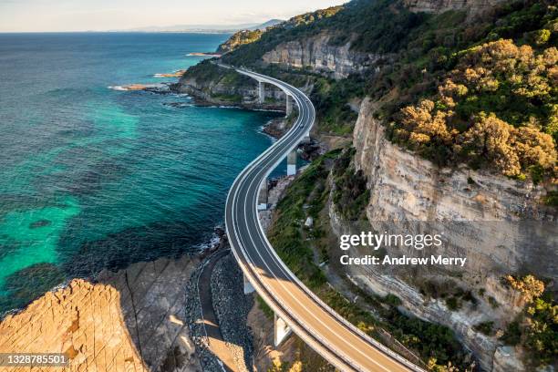 empty road, sea cliff bridge rocky coast road and mountain - sea cliff bridge stockfoto's en -beelden