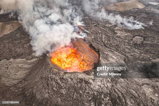 ausbruch des vulkankraters fagradalsfjall luftaufnahme island - aktiver vulkan stock-fotos und bilder