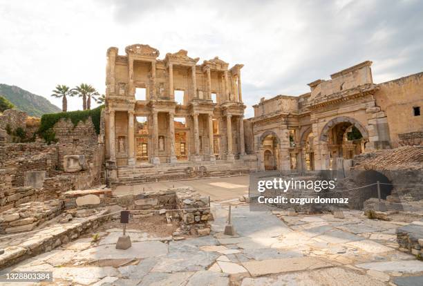 biblioteca celcus a efeso al tramonto, vista grandangolare - ephesus foto e immagini stock