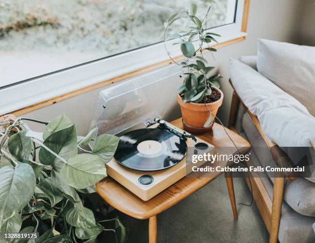 modern record player in a stylish living room - vinyl records stock-fotos und bilder