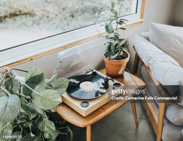 modern record player in a stylish living room - equipo de alta fidelidad fotografías e imágenes de stock