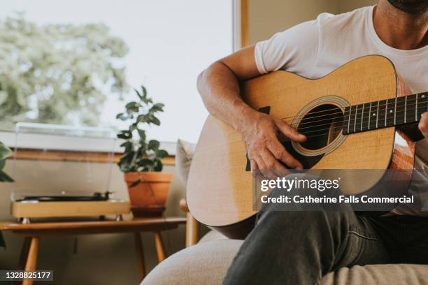 close-up of male playing an acoustic guitar - violão acústico - fotografias e filmes do acervo