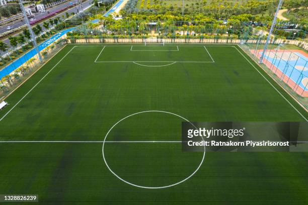 aerial view of empty green football pitch and public ground - aerial view of football field stockfoto's en -beelden