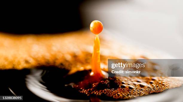 splashing coffee droplet - coffee splash stockfoto's en -beelden